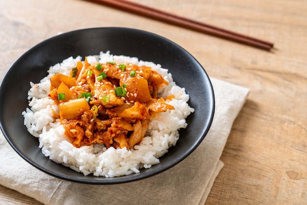 carne de porco frita com kimchi no arroz coberto