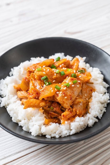 Carne de porco frita com kimchi no arroz coberto