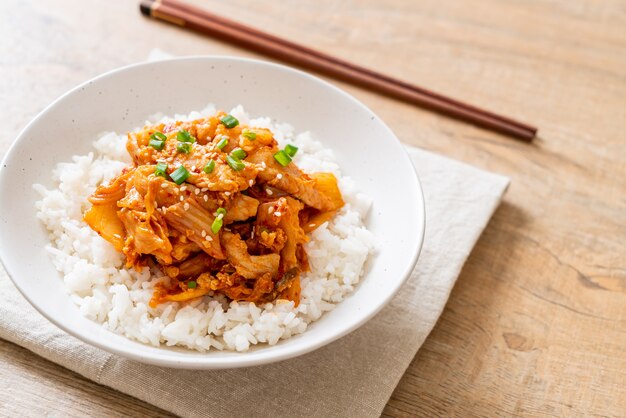 Carne de porco frita com kimchi no arroz coberto