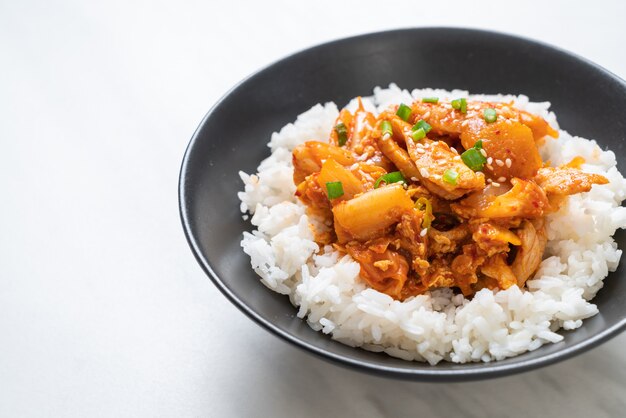 Carne de porco frita com kimchi no arroz coberto