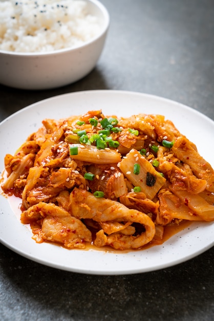 Carne de porco frita com kimchi