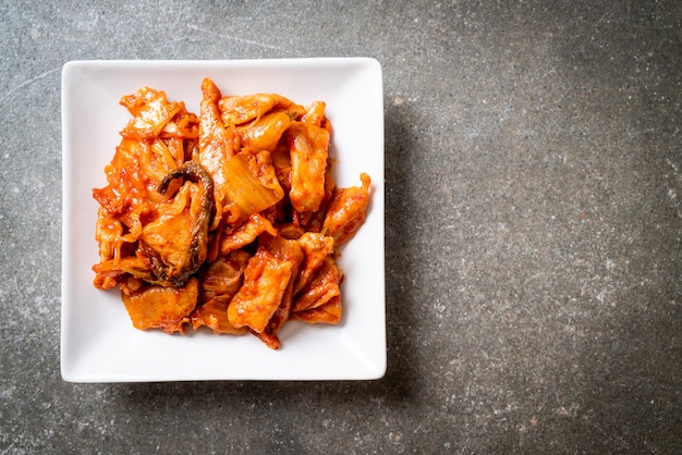 carne de porco frita com kimchi