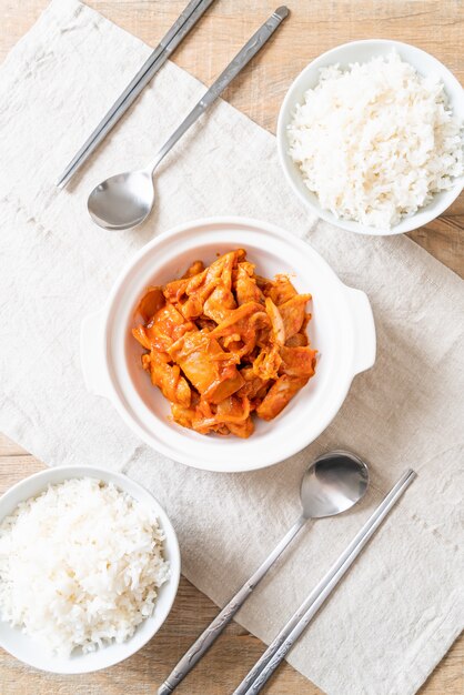 carne de porco frita com kimchi