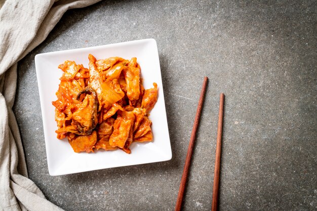 carne de porco frita com kimchi