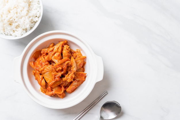 carne de porco frita com kimchi