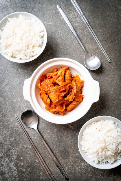 carne de porco frita com kimchi