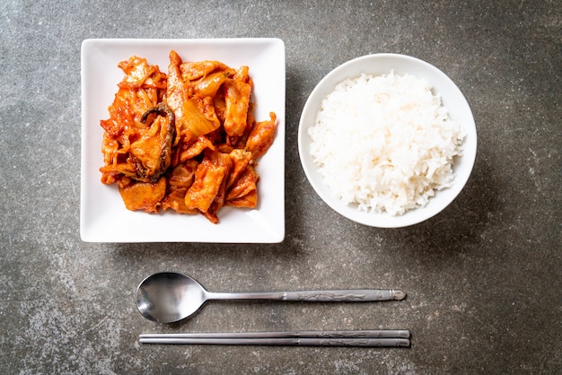 Carne de porco frita com kimchi