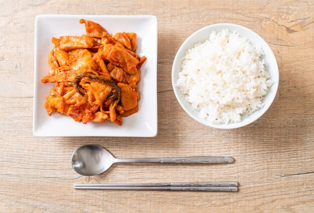 carne de porco frita com kimchi