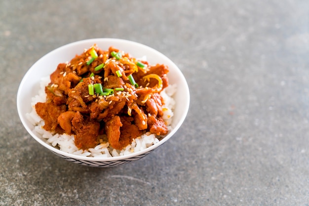 carne de porco frita com molho coreano picante (bulgogi) no arroz superior