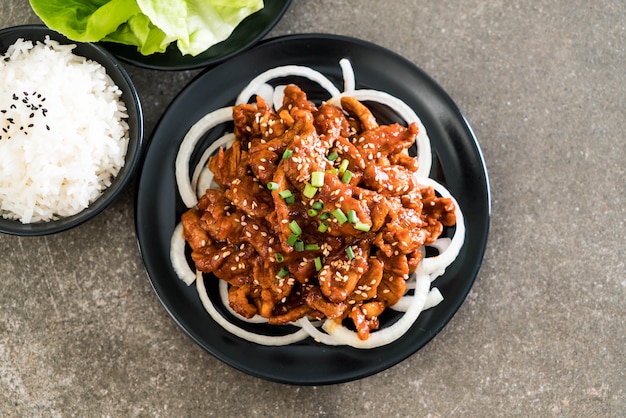 carne de porco frita com molho coreano picante (bulgogi)