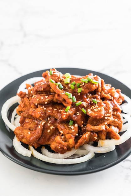 carne de porco frita com molho coreano picante (bulgogi)