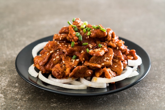 carne de porco frita com molho coreano picante (bulgogi)