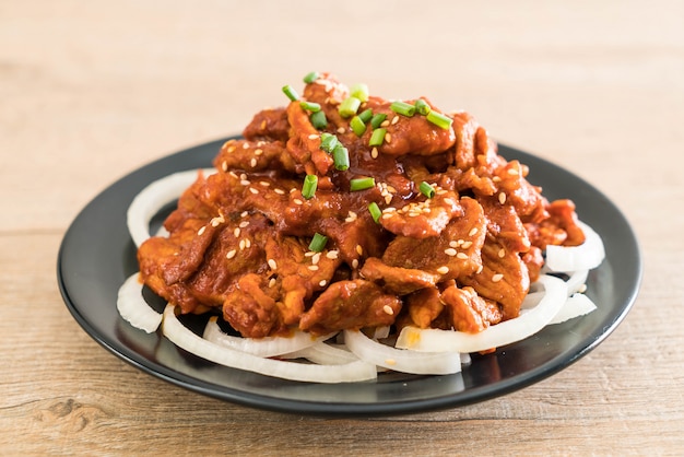 Carne de porco frita com molho coreano picante (bulgogi)