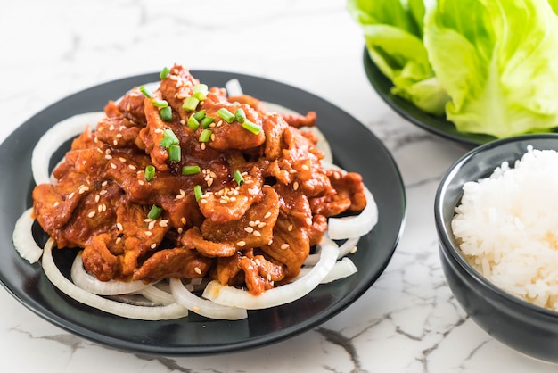 carne de porco frita com molho picante coreano (bulgogi)