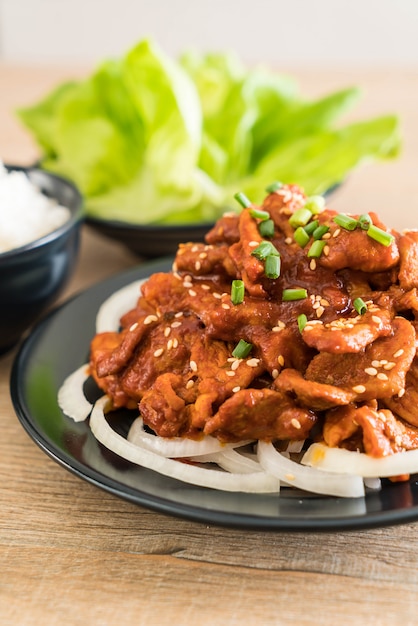 Carne de porco frita com molho picante coreano (bulgogi)