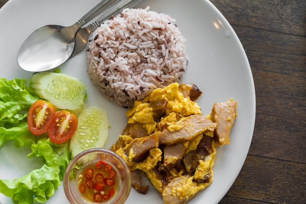 Carne de porco frita com ovo e arroz