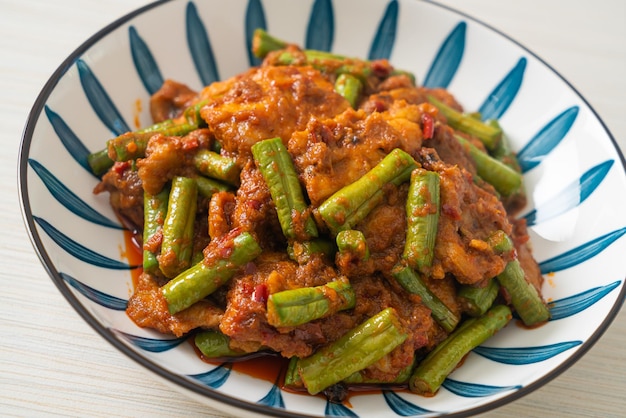 Carne de porco frita com pasta de caril vermelho - estilo de comida tailandesa