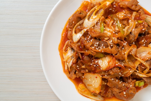 Carne de porco frita com pasta picante coreana e kimchi - comida coreana