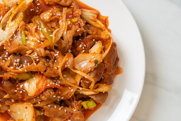 Carne de porco frita com pasta picante coreana e kimchi - comida coreana