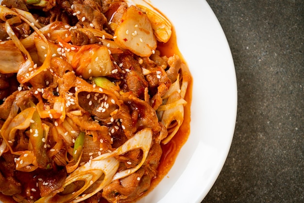 Carne de porco frita com pasta picante coreana e kimchi - comida coreana