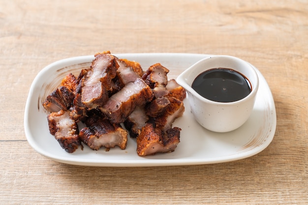 Carne de porco frita entremeada ou crocante ou barriga de porco frita