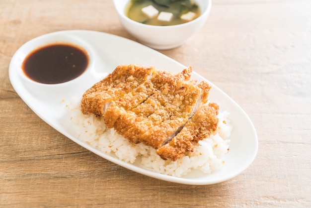 carne de porco frita no arroz coberto (tonkatsu) com sopa de missô