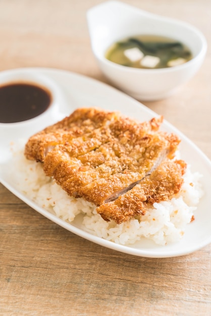 carne de porco frita no arroz coberto (tonkatsu) com sopa de missô