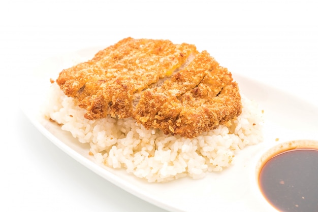 carne de porco frita no arroz coberto (tonkatsu)