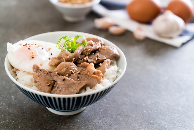 carne de porco frito com alho no arroz coberto com ovo