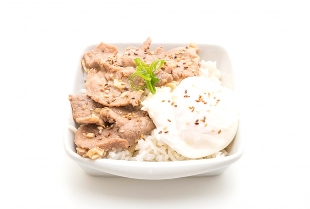 carne de porco frito com alho no arroz coberto com ovo