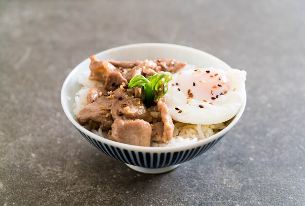 Carne de porco frito com alho no arroz coberto com ovo