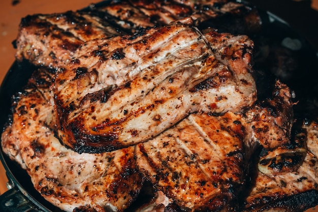 Carne de porco frito em uma churrasqueira