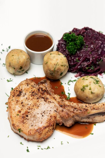 carne de porco grelhada ao estilo alemão com bolinhos de pão refeição tradicional