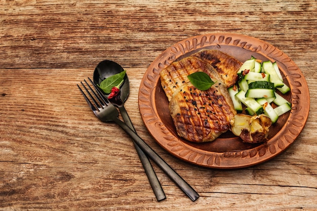 Carne de porco grelhada com alho assado e pepino fresco