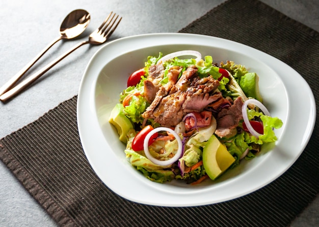 Carne de porco grelhada com salada mista, deliciosa salada de carne