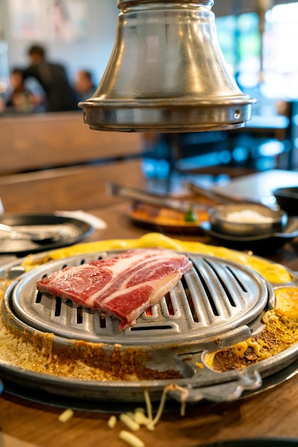 carne de porco grelhada e carne bovina em estilo coreano ou churrasco coreano
