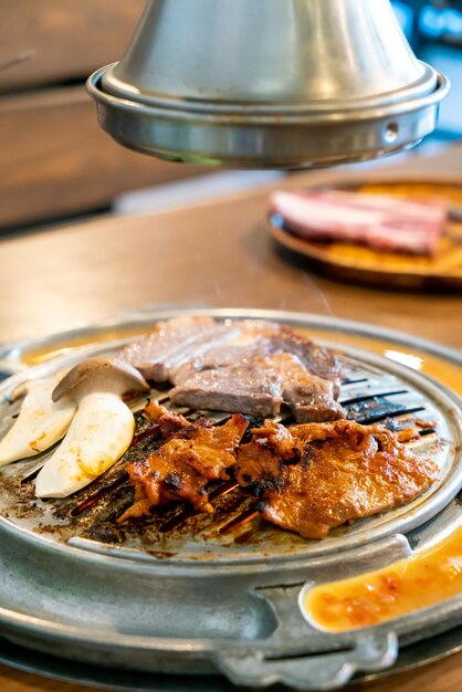 carne de porco grelhada e carne bovina em estilo coreano ou churrasco coreano