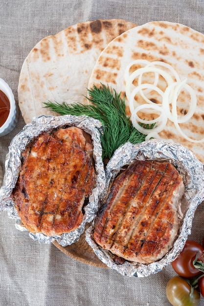 Carne de porco grelhada em folha com conceito de descanso de verão flapjack e legumes