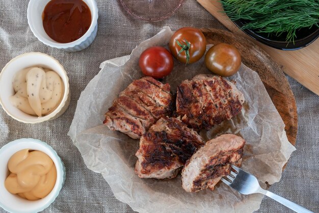 Carne de porco grelhada em folha com conceito de descanso de verão flapjack e legumes