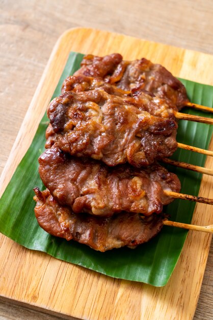 carne de porco no espeto grelhado com arroz branco