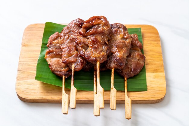 carne de porco no espeto grelhado com arroz branco