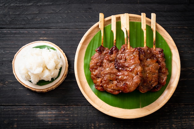 carne de porco no espeto grelhado com arroz branco