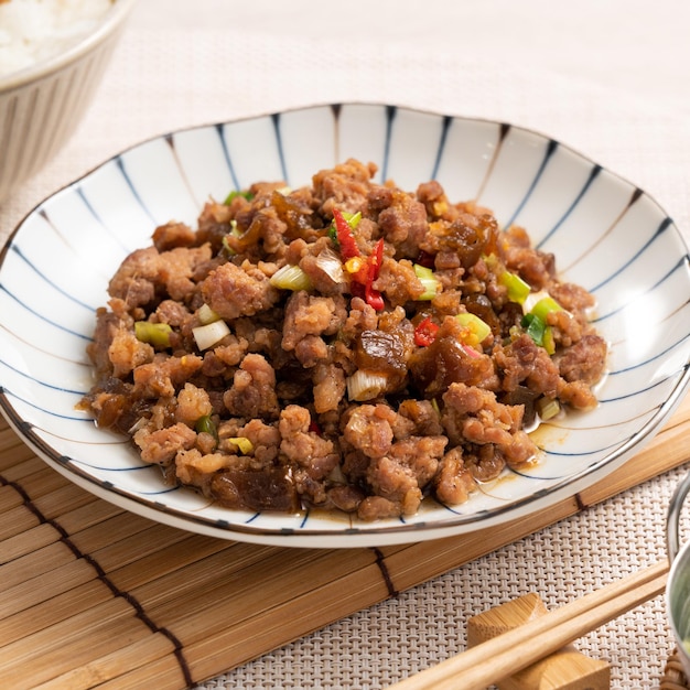 Carne de porco picada frita taiwanesa com pepino em conserva no arroz chamado GUA ZI ROU FAN