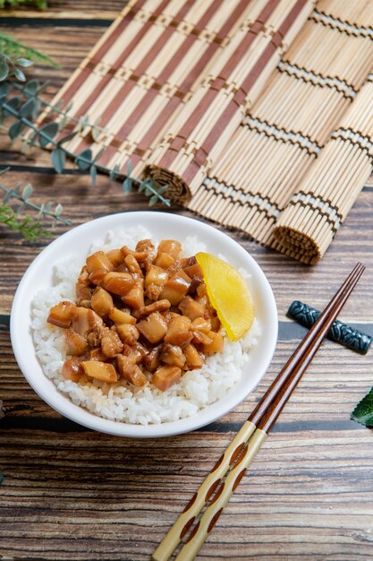 Carne de porco refogada com arroz é carne de porco picada servida com picles em cima de arroz cozido no vapor, comida taiwan