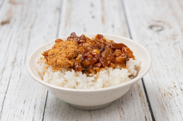 Carne de porco refogada com arroz é carne de porco picada servida com picles em cima de arroz cozido no vapor, comida taiwan