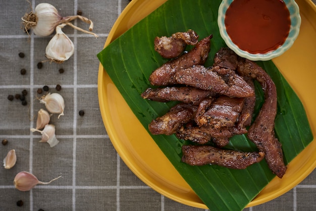 Carne de porco seca, comida tailandesa-Esan. Carne de porco com alho tempero de ervas