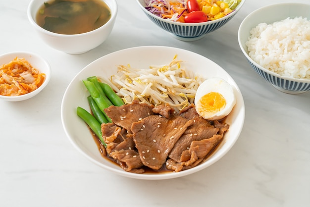 Carne de porco Teriyaki frita com gergelim, broto de feijão mungo, ovo cozido e conjunto de arroz - comida japonesa