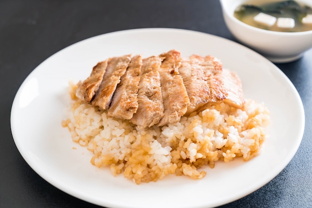 carne de porco teriyaki no arroz coberto com sopa de miso