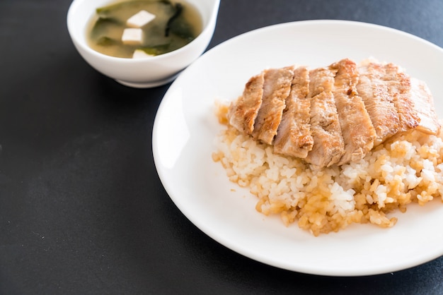 Carne de porco teriyaki no arroz coberto com sopa de miso