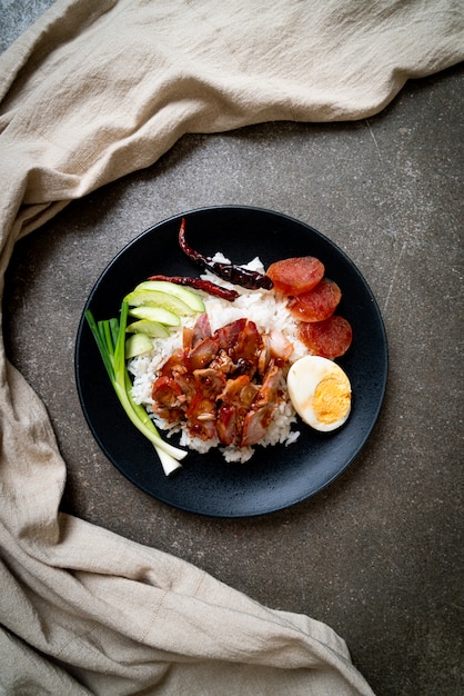 Carne de porco vermelha assada em molho no arroz coberto